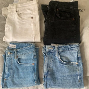 Zara jeans - Korta bootcut jeans som tyvärr blivit för små för mig. De svarta är storlek 34 resten är storlek 32. Säljer 1 par för 100 eller alla för 250.