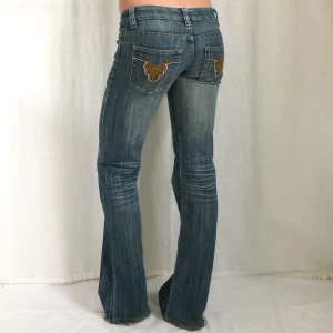 lågmidjade jeans - säljer fler jeans! midja:74 innerben:82 jag är 169 och w28 som referens😽(slitna längst ner, skriv för bild)