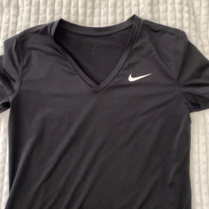 Nike tröja - Träningströja från Nike. Storlek S, bra skick❤️‍🔥Tryck gärna på ”köp” vid smidig och snabb affär, postar samma dag/dagen efter. Hör av dig vid frågor!