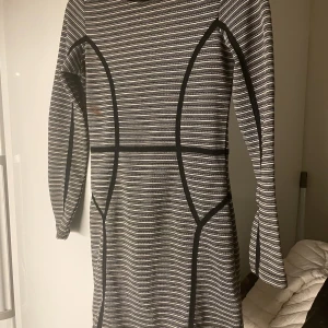 Klänning  - Randig klänning, använd några gånger 