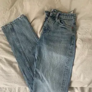 Straight jeans från zara i en grå blå färg som inte säljs längre. 