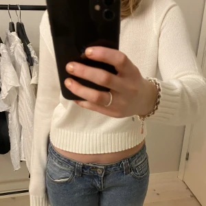 Stickad tröja - Stickad tunn, kortare tröja från h&m! Har även i svart så skriv om du är intresserad 🥰