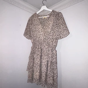 Chelsea Klänning - Chelsea klänning strl M. Endast testad! Köpt för 700kr på Zalando. 