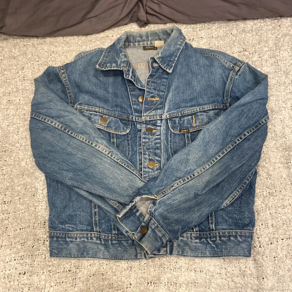 En vintage Lee jeans jacka som jag köpte till inspark. Sitter bra och har lite 70s känsla. Köpt för 800kr. Pris kan diskuteras vid snabb affär.. Jackor.