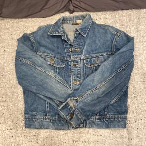 En vintage Lee jeans jacka som jag köpte till inspark. Sitter bra och har lite 70s känsla. Köpt för 800kr. Pris kan diskuteras vid snabb affär.