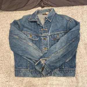 Jeans jacka - En vintage Lee jeans jacka som jag köpte till inspark. Sitter bra och har lite 70s känsla. Köpt för 800kr. Pris kan diskuteras vid snabb affär.