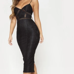 Svart klänning - Jättesnygg svart bodycon klänning med spets detaljer. Helt ny med prislapp köpt på Prettylittlething.  10% Elastan 