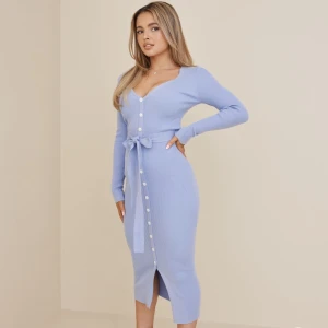 Ljusblå klänning - Ljusblå stickad klänning, aldrig använd! Klänningen är stretchig så funkar både som xs och s. Nypris: 549