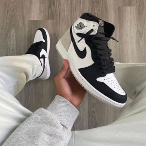 Air Jordan 1 Retro High OG 'Stage Haze - Säljer nu dessa helt oanvända Air Jordan 1 Retro High OG 'Stage Haze storleken 38 39 40,5 41 . Det finns såklart orginalbox som medföljer med köpet! 