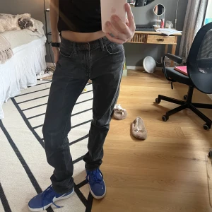 Levis 505 - Riktigt balla 505 i en snygg grå färg. Storlek 31/34 men passar mig som brukar ha 27 i midjan och är 174 cm! 