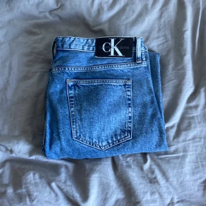 Calvin Klein jeans - Straight 90s  W32 L32Skick 10/10 aldrig använda Nypris 800kr Säljer för att dom är förstora