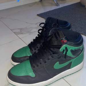 Säljer ett par äkta Jordan 1 pine greens men har tyvärr ej kvitto eller box, skick 8/10 