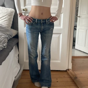 Lågmidjade bootcut  -  lågmidjade bootcut i storlek s-xs ungefär. Märket är Disel, dom är i bra  skick. 90-tals byxor 