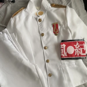 Kiyotaka Ishimaru cosplay + peruk - Säljer min Kiyotaka Ishimaru cosplay från Danganronpa. Sparsamt använd, dock små fläckar på byxorna. Peruken medföljer. Endast Swish betalning och köparen står för frakten! Peruken varken klippt eller stylad. Storlek L.