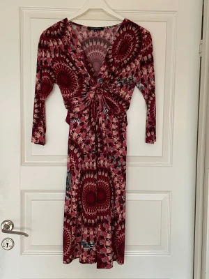 Klänning Ilse Jacobsen - Sänkt Pris! Snygg dansk design. Olika röda och ljusare nyanser. Nypris 1500kr