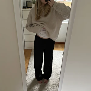 Kostymbyxor  - Kostymbyxor som jag tror är i storlek 38 (passar mig som är 36) 100 kr plus frakt på 66 kr