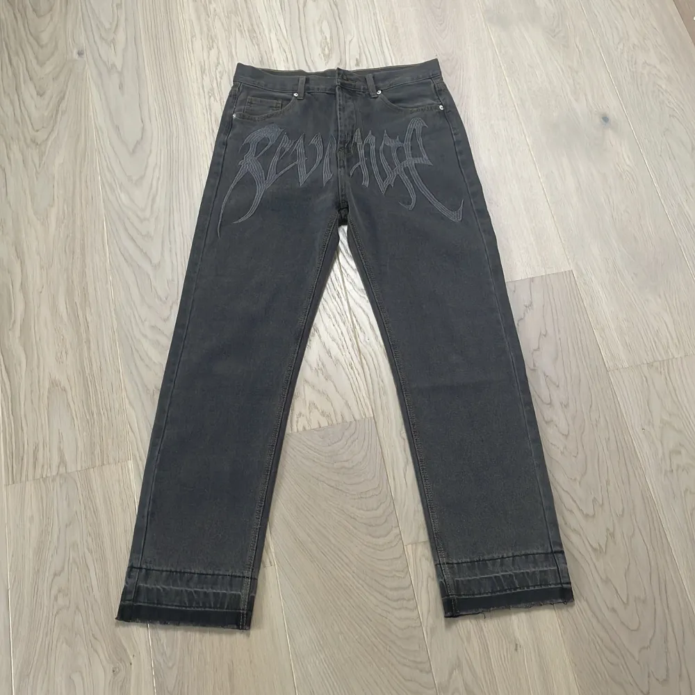 Pris kan diskuteras! Feta revenge byxor. Säljer eftersom de inte riktigt va min stil.. Jeans & Byxor.