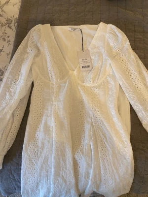 Studentklänning  - Säljer denna nya och oanvända studentklänning. Helt slutasåld och säljer denna klänning pga av att den inte passar mig helt. Prislapp och allt är kvar, som sagt aldrig använd. Säljer för 300kr, skriv dm för frågor💕 köparen står för frakt:)