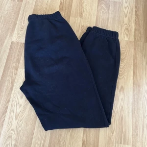 Svarta mjukisbyxor  - Svarta mjukisbyxor från Gina tricot storlek S.
