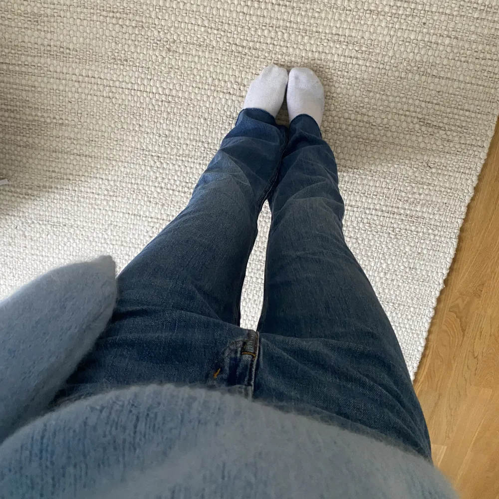 Mörkblå bootcut jeans från hm🫶🏻Nyskick! Säljer då de tyvärr är lite stora, har även klippt av dom själv för att passa längden💕Är 167cm lång och brukar ha strl 25/26 i byxor för referens💗Säljer flera jeans!. Jeans & Byxor.