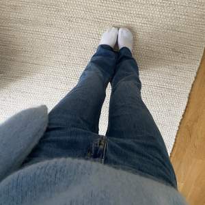 Mörkblå bootcut jeans från hm🫶🏻Nyskick! Säljer då de tyvärr är lite stora, har även klippt av dom själv för att passa längden💕Är 167cm lång och brukar ha strl 25/26 i byxor för referens💗Säljer flera jeans!