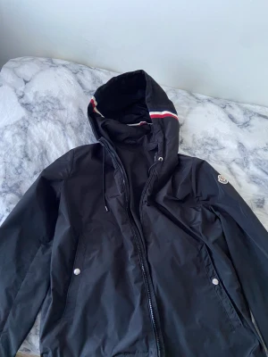 Moncler Jacka  - Säljer min moncler jacka som är knappt använd eftersom den är för liten. Köpt i affären för 5500 men har tyvärr ingen kvitto kvar. Jackan är i bra skick där det inte finns något håll eller något annat . Det är Storlek 2 alltså Medium