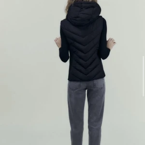 Söker zara väst  - Söker denna fina västen som är slut på zara. Gärna för 200-300. Kontakta gärna mig och kan även mötas upp❤️