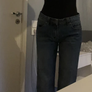 raka/utsvängda jeans - midwaist/lowwaist & utsvänga/raka från person till person. 