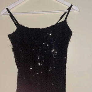 Svart linne med glitter  - Linne passar stoochomstil! OBS köparen står för post