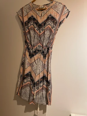 Klänning  - Klänning utan armar med ett snöre i midjan Använd men i bra skick