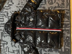 Äkta Moncler Jacka  - Äkta moncler Ordinarie pris 10-13,3 tusen Använd ett par gånger bara  Det finns 2 drag kedjor Tar emot byten helst en cardigan eller något eller några saker som uppnår det värdet   Hör av vid frågor :)