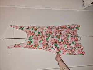 Blommig klänning - Super söt klänning, oanvänd.