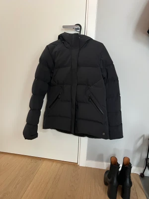 Sail Racing w Race Down Jkt - Säljer min i stort sätt oanvända sail racing jacka i strl M i svart. Den är liten i storleken. Använd 2-3 ggr sen hängt i garderoben. 