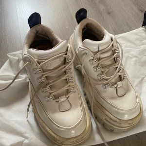 Eytys angels patent leather white - Säljer mina Eytys som jag inte längre använder. Har en skada på hälen annars precis som nya. Kan gå ner i pris. Nypris 2800kr. 