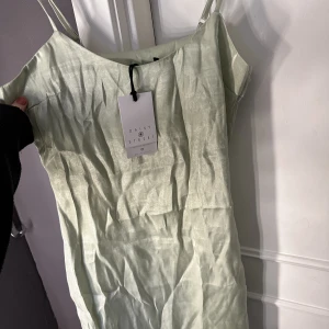 Klänning - Tryck ej på köp nu. Ljusgrön klänning i isch silke. Stl M 80kr + frakt