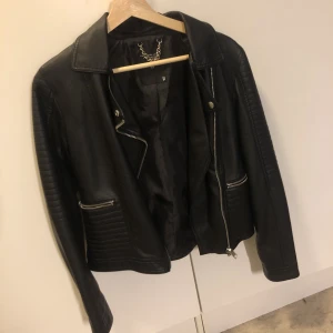 Skinnjacka - Rätt säker på att det är faux leather. Nästan aldrig använd, väldigt god kvalitet. 