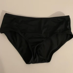 Bikiniunderdel  - Svart enkel bikiniunderdel i storlek s. Frakt tillkommer