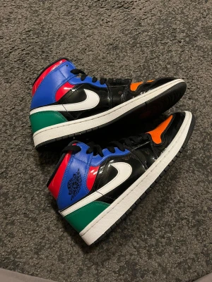 Jordan 1 multicolor - Lite cresade skicket är en 9/10 endast använda 2-3 gånger under somaren 
