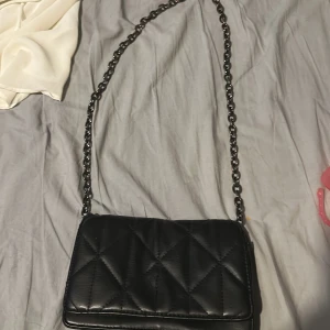 Väska  - Säljer denna snygga axelväska från even&odd. Säljare står för frakt💕