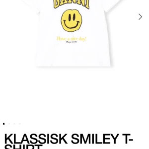 Ganni t shirt - Hej säljer min ganni tröja jag inte använder längre och den har lite missfärgning vid halsen skriv för flera bilder❤️och tröjan är i storlek xxs men är stor i storlek så den är som en xs/s