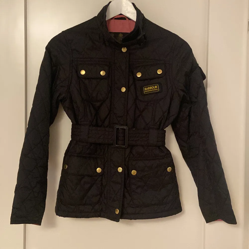 Barbour jacket. All buttons work and so does the zipper. There are 5 pockets total. Comes with a belt around the waist. It’s a children’s Large, if you wish for measurements contact me. Very lightweight jacket. In great condition.. Jackor.