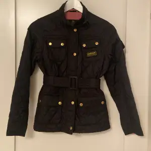 Barbour jacket. All buttons work and so does the zipper. There are 5 pockets total. Comes with a belt around the waist. It’s a children’s Large, if you wish for measurements contact me. Very lightweight jacket. In great condition.