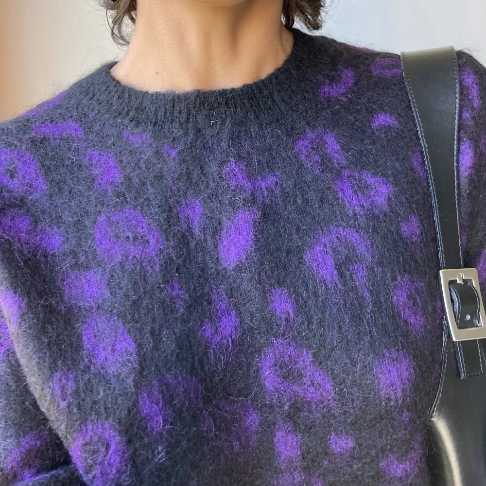 • FLUFFY BLACK KNITTED JUMPER WITH PURPLE CHEETAH PRINT  • SIZE - XS / EU 34 • BRAND - & Other Stories  • MATERIAL - 33% polyamide, 25% mohair, 22% acrylic, 20% wool. Stickat.