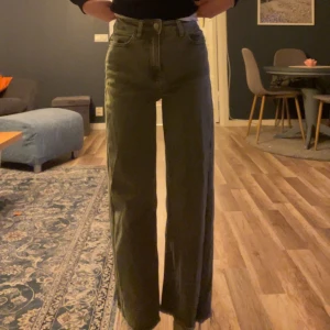 Gröna jeans - Gröna, vida jeans med hög midja. Dem är köpta på Lager 157 och är i modellen ”Lane”. Jeansen är insydda i midjan. Dem är i storlek xxs. Inga defekter.