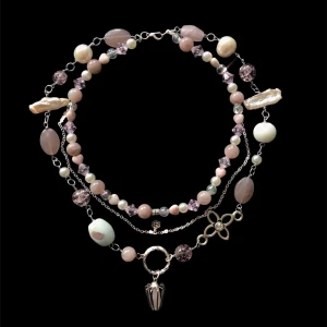 Handgjort halsband  - Super gulligt rosa halsband. Det går att lägga till förlängningskedja! Fri frakt:)