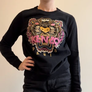 Kenzo tröja - Svart med mönstrat tryck i bra skick