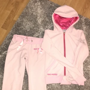 Pink of sweden set - Jätte fint set från pink of sweden, köpta för några år sedan ,bra skick inga skador knappt använda original ,skriv om intresserad ,STORLEK XS PÅ BÅDA 💓💓