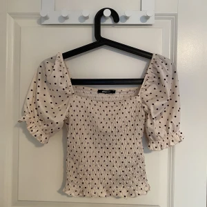 Topp - Vit Ginatricot topp med svarta prickar. Finns inga tecken på användning 