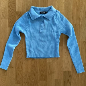 Blå tröja - En stickad, kort tröja med väldigt fin ljusblå färg. Änvänd ett par gånger men fortfarande i bra kvalitet😊75 kr + frakt✨