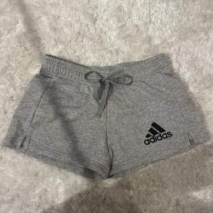 Ett par gråa shorts från märket adidas. Använda några gånger men det syns inte. Köpta från stadium. 